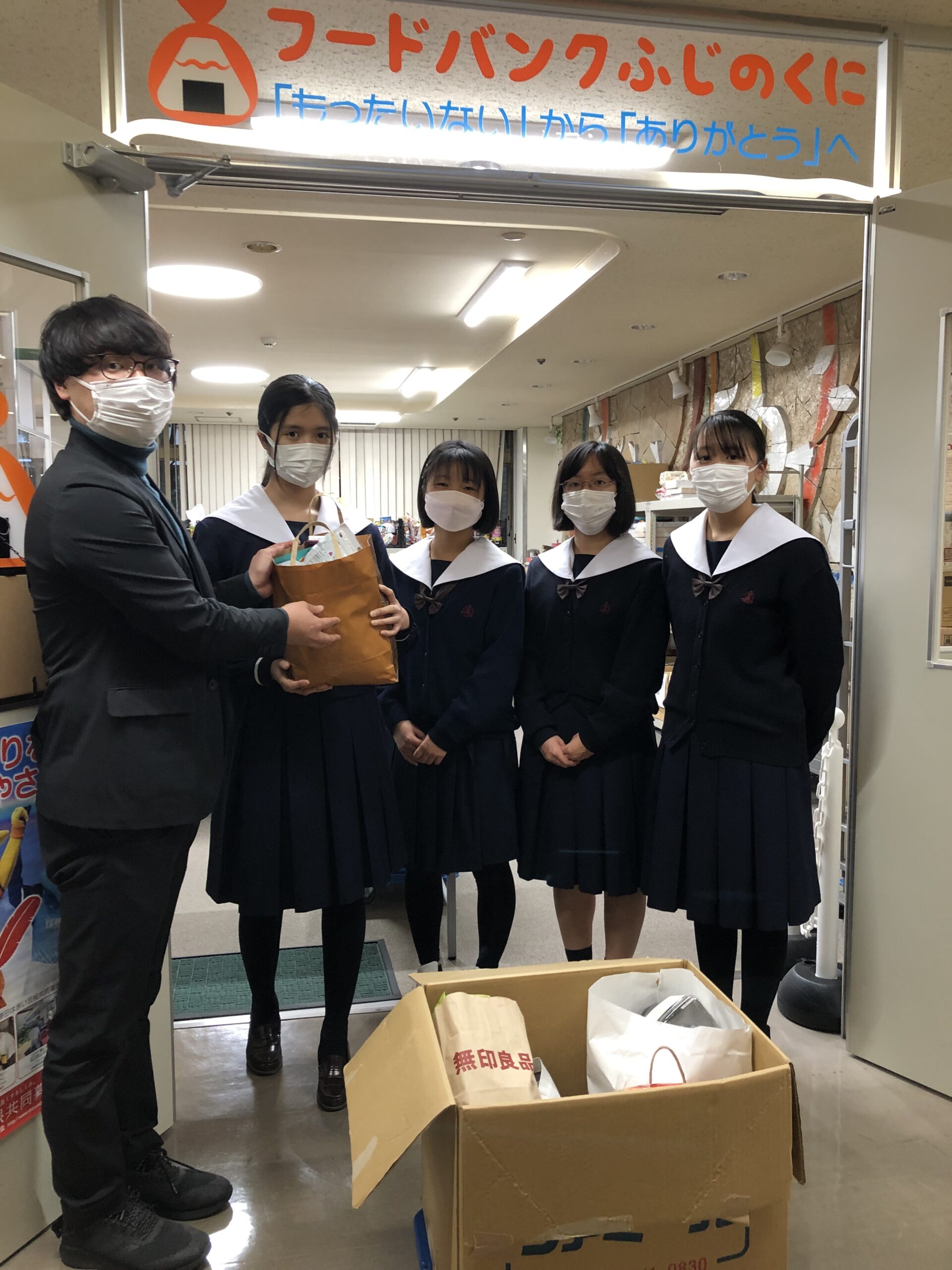 静岡市立高等学校の4人の生徒さんから食品の寄贈をいただきました。